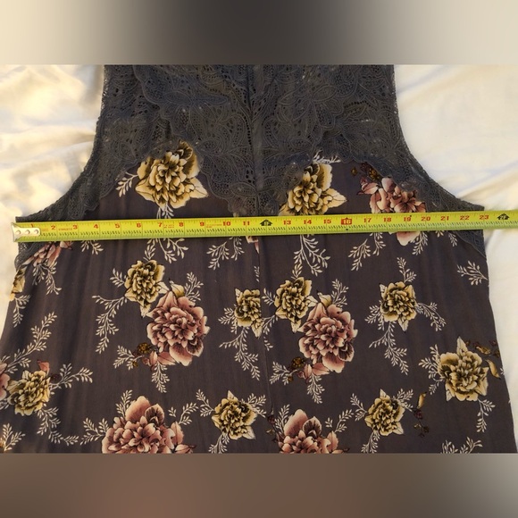 TORRID Sharkbite Floral Lace Top  Size 2 (18-20/ 2X) - Picture 12 of 12